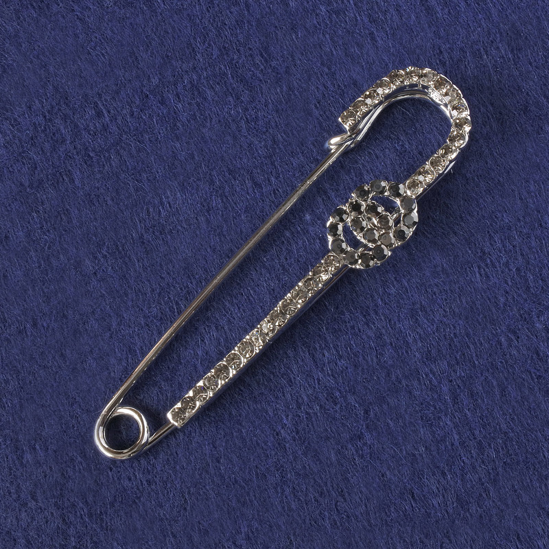 Broszka-spinka czarne cyrkonie, srebrzysty metal 71x16 mm+