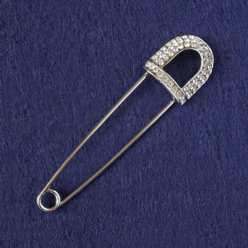 Broszka-spinka z białymi kryształami, metal srebrzysty 80×20 mm