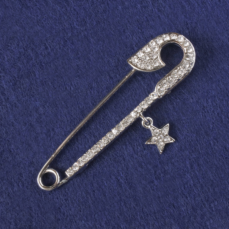 Broszka-szpilka z białymi kryształami, metal srebrzysty 71×18 mm+