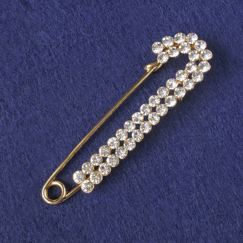 Broszka-spinka z białymi kryształami, metal złocisty 72×20 mm+