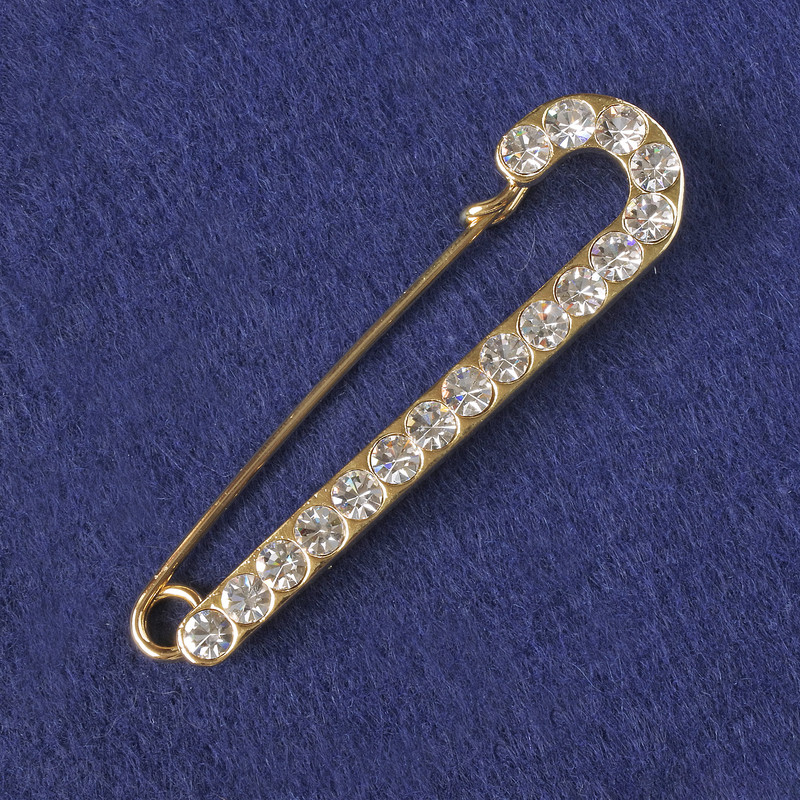 Broszka-spinka z białymi kryształami, metal złoty 72×20 mm+