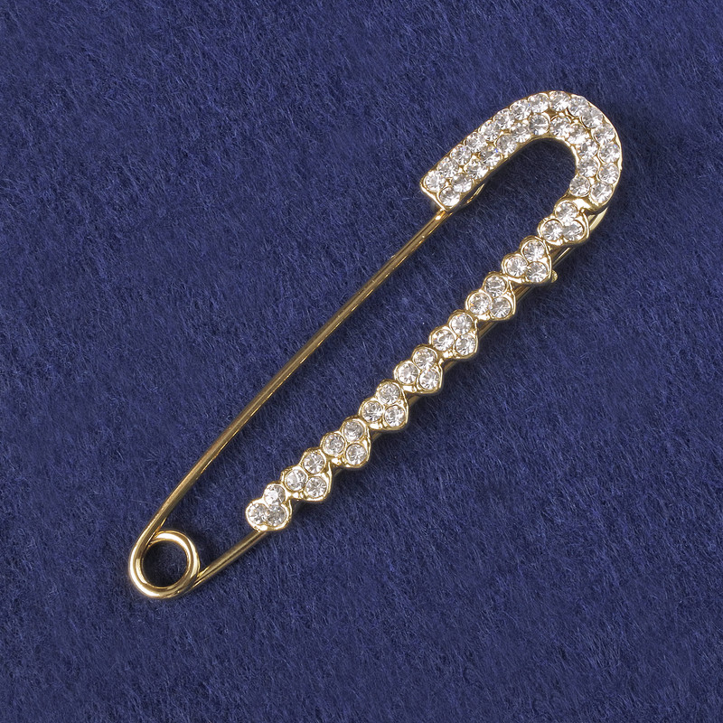 Broszka-spinka z białymi kryształami, metal złocisty 72×18 mm+