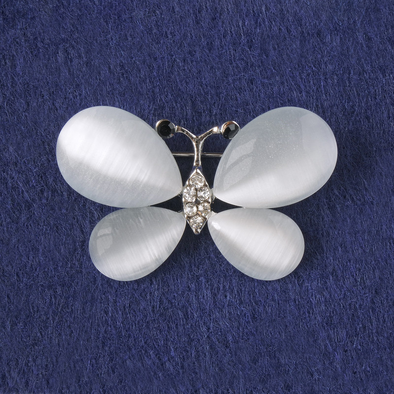 Broszka Motyl z białym kocim okiem i białymi cyrkonami, metalem w kolorze srebra 25×38 mm+