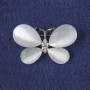 Broszka Motyl z białym kocim okiem i białymi cyrkonami, metalem w kolorze srebra 25×38 mm+