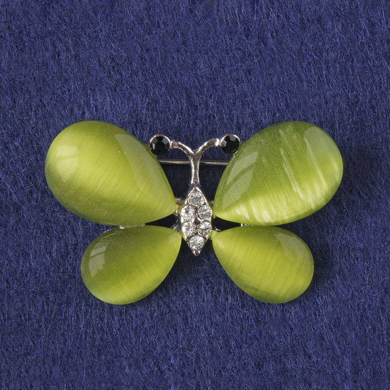 Broszka motyl z oliwkowym oczkiem kota, białymi cyrkoniami, metal srebrzysty 25×38 mm