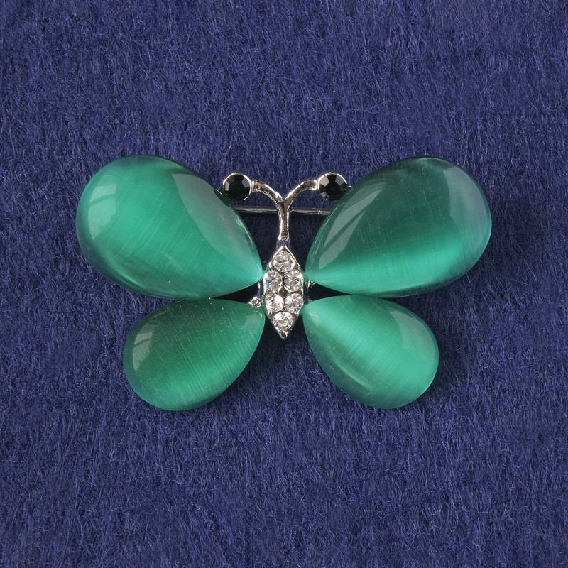 Broszka „Motyl” z zielonym kocim okiem, białymi kryształami, srebrzysty metal 25×38 mm