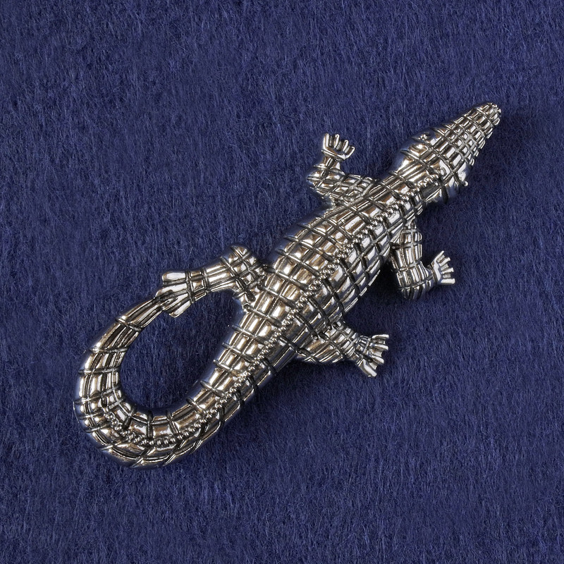 Broszka-wisiorek Krokodyl, srebrzysty metal 73×33 mm+