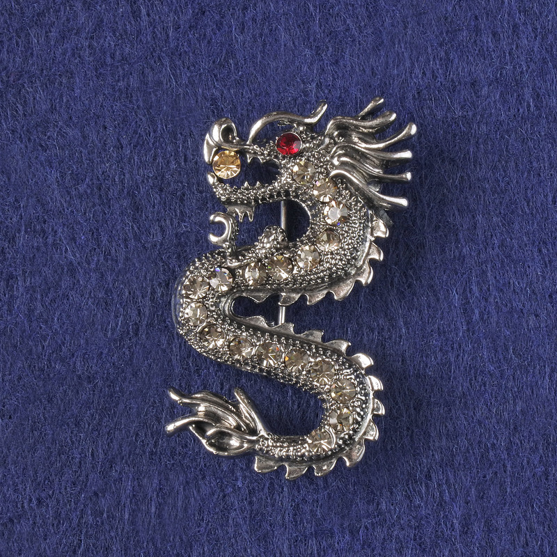 Broszka-wisiorek Smok z białymi kryształami, metal w kolorze srebra 40×23 mm +