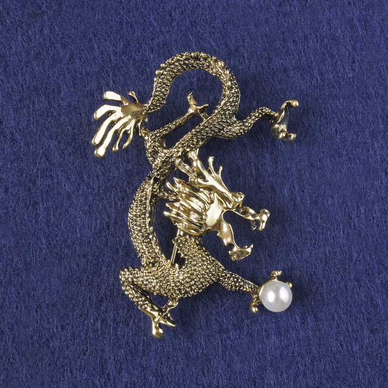 Broszka-kulon Smok z białym koralikiem, metal złocisty 53×43 mm +