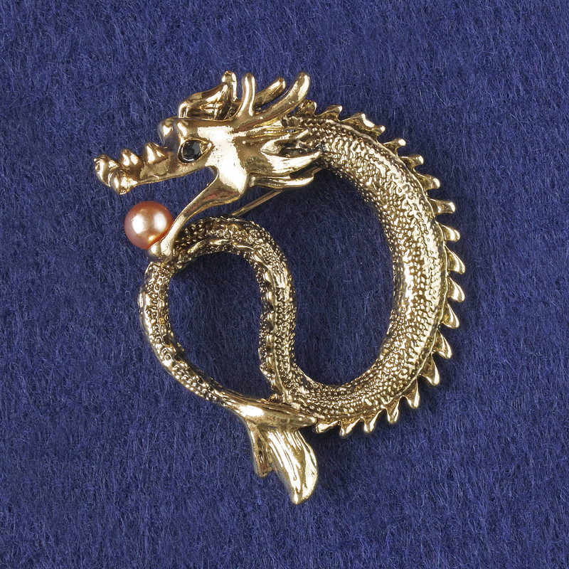 Broszka-wisiorek Smok z złotą kulką, metal złoty 40×34 mm +