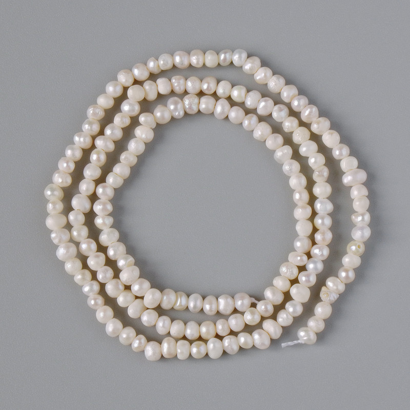 Koraliki z pereł rzecznych, średnica 2,5–3 mm, długość 35 cm, na nici