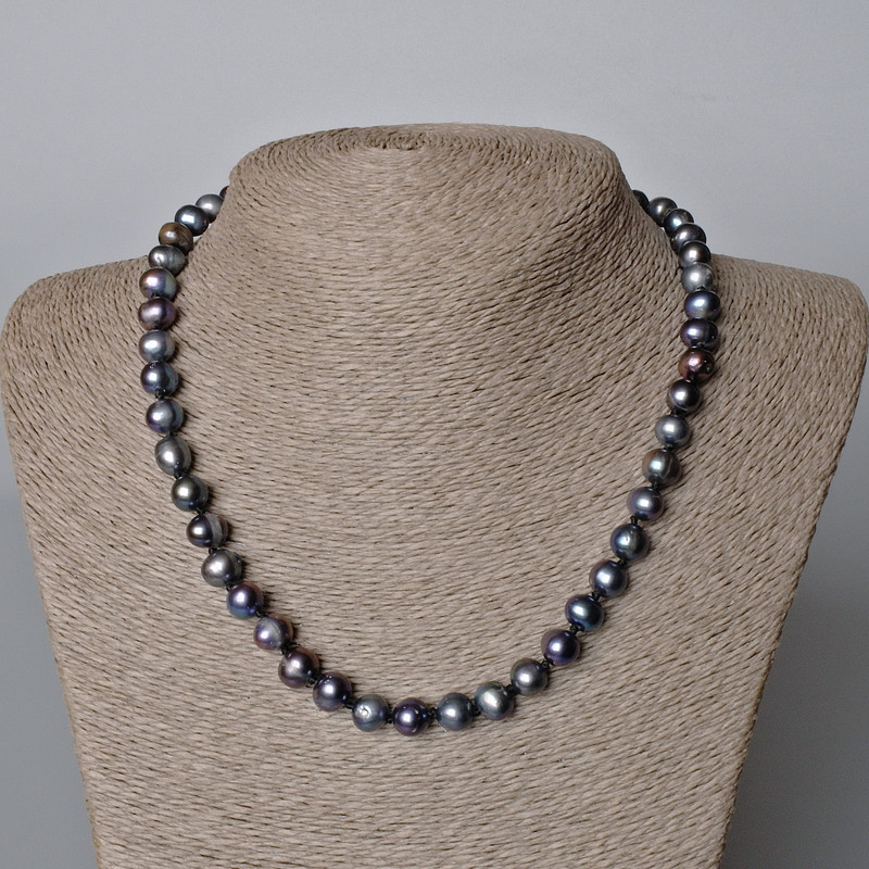 Naszyjnik z czarnych pereł rzecznych z odcieniem 'benzyna', średnica 9×8 mm, długość 45–46 cm
