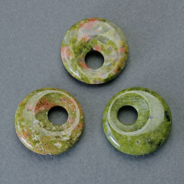 Zawieszka w kształcie donuta z jaspisu heliotropowego, naturalny kamień, średnica 18×5 mm ±, średnica otworu 5 mm ±