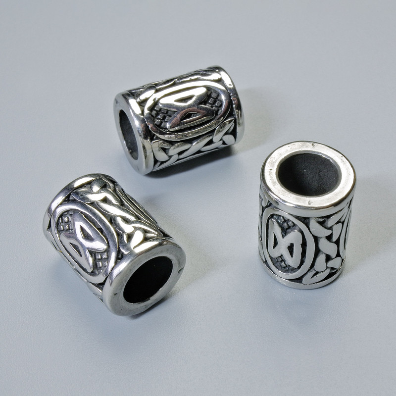 Koralik ozdobny – nordycka runa, średnica 13×10 mm (+/-), otwór 6 mm, kolor metalu: srebrny, 1 szt.