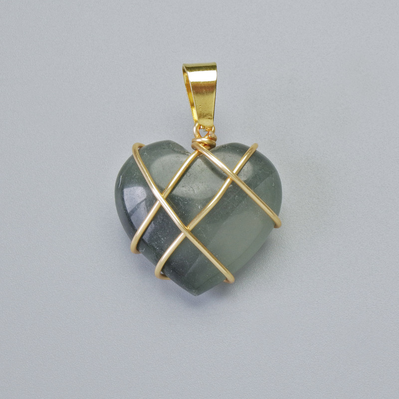 Wisiorek „Serce” z jaspisu heliotropowego w złotym splotem, średnica 20×20 mm, długość 30 mm (+/-)