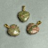 Wisiorek „Serce” z jaspisu heliotropowego w złotym splotem, średnica 20×20 mm, długość 30 mm (+/-)