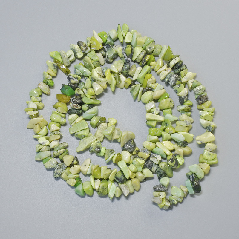 Koraliki z serpentynu naturalnego kamienia, drobne, średnica 8×4 mm, długość około 80 cm, na żyłce