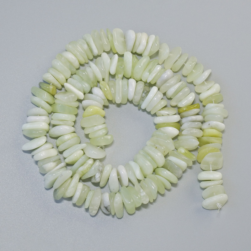 Koraliki onyks naturalny – drobne fragmenty, średnica 10×3 mm, długość około 40 cm, na żyłce