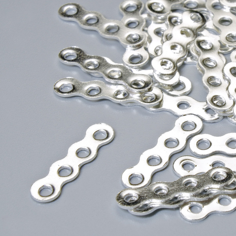 Rozdzielacz-płytka na 4 nici, wymiary 14 × 3,5 mm, średnica otworu 1,4 mm, opakowanie 50 szt., srebrny kolor metalu
