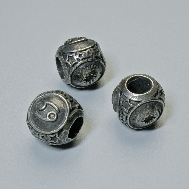 Okucia jubilerskie – koralik-wkładka ze znakiem zodiaku „Rak”, średnica 9×10 mm ±, otwór: 4,3 mm, ciemnosrebrny kolor metalu, 1 sztuka