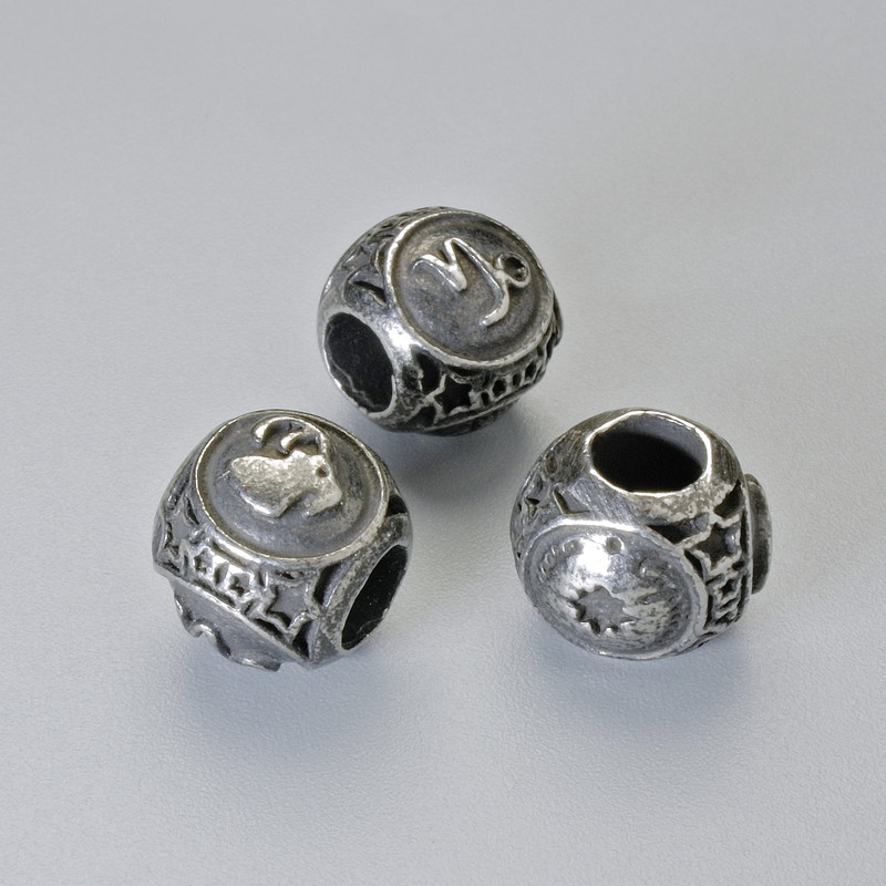 Koralik-wstawka z symbolem znaku zodiaku 'Koziorożec', średnica 9×10 mm ±, otwór 4,3 mm, ciemnosrebrny kolor metalu, 1 szt.