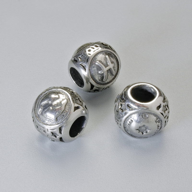 Koralik-wkładka z symbolem znaku zodiaku Ryby, średnica 9x10 mm ±, otwór o średnicy około 4,3 mm, srebrzysty kolor metalu, 1 szt.