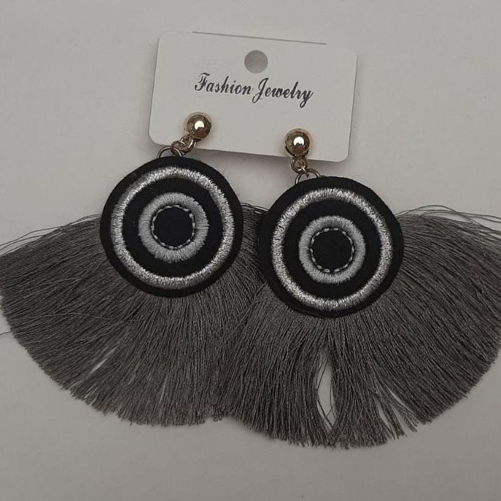Kolczyki sztyfty Kitici, kolor szary, długość 8 cm, kolor metalu złocisty