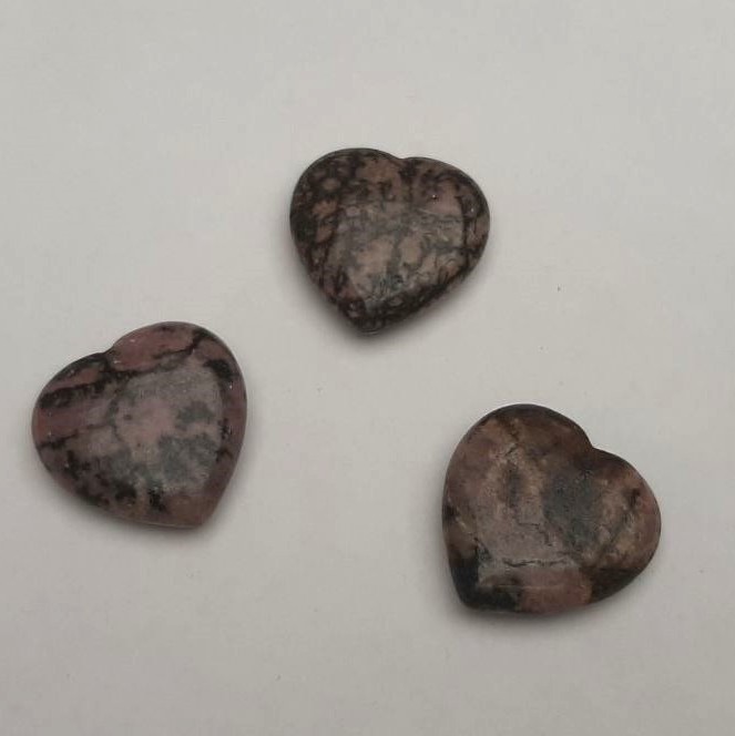 Kamień ozdobny rodonit w kształcie serca 30x30x9,5 mm
