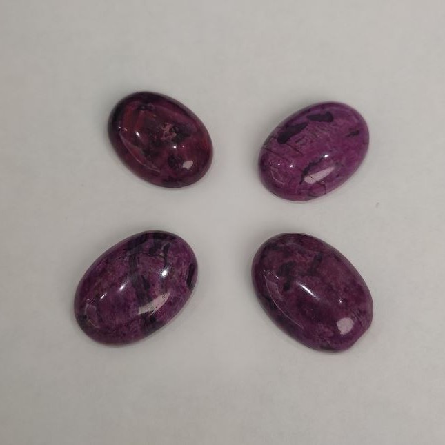 Kaboszon z malinowego jaspisu (syntetyczny) 25×18 mm
