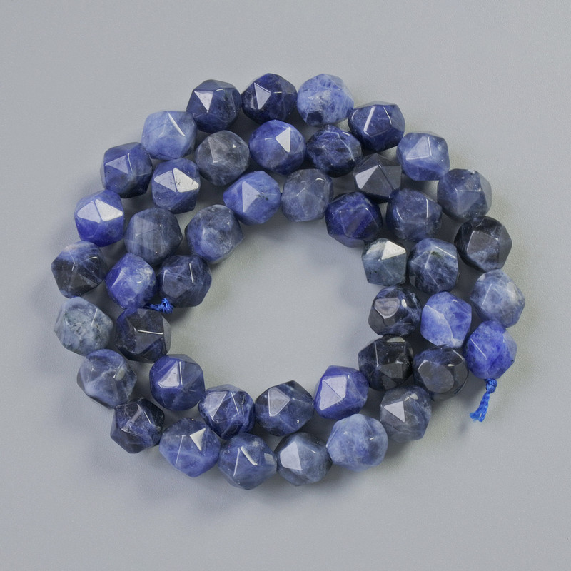 Koraliki sodalitowe, naturalny kamień, wieloaspektowe, średnica 7x8 mm, długość około 36 cm na nitce