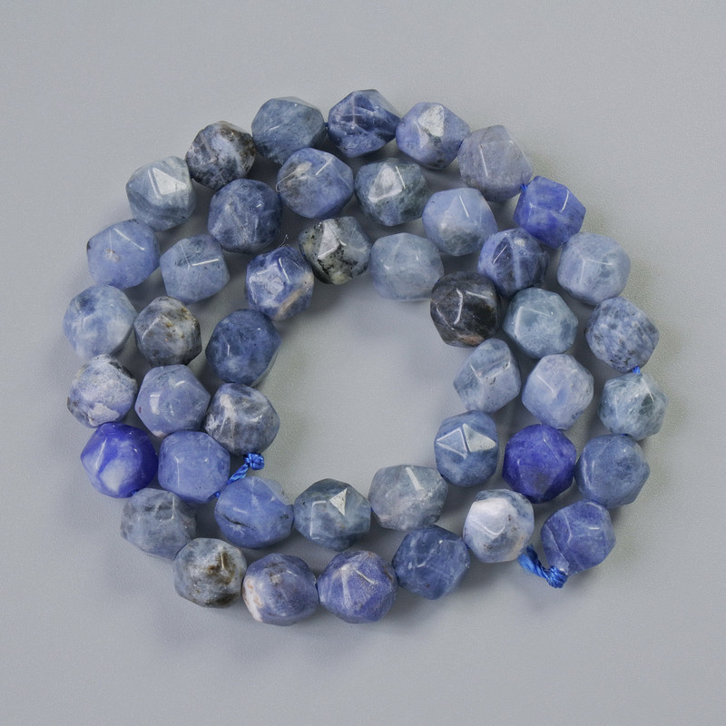 Koraliki sodalit – naturalny kamień, wielokątny, średnica 7×8 mm ±, długość 37 cm ± na nici