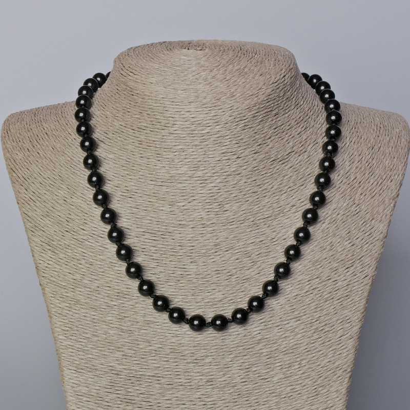 Naszyjnik z czarnego agatu — gładkie kuleczki, średnica 8 mm, długość 45–48 cm.