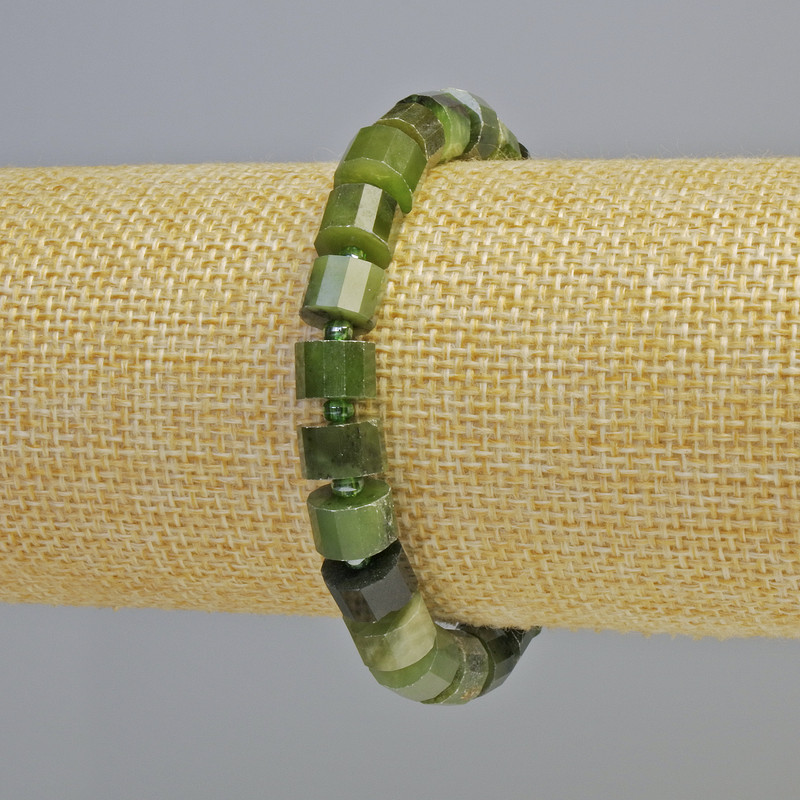 Bransoletka z kanadyjskiego jadeitu — fasetowane krążki, naturalny kamień, elastyczna, średnica około 8×6 mm, długość około 18 cm, z koralikami