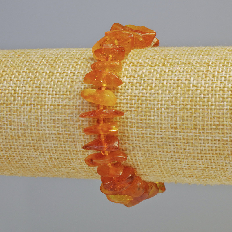 Bransoletka z bursztynu fasetowanego, o średnicy 12×3 mm ± (rozciągana), długość 18 cm ± z koralikami