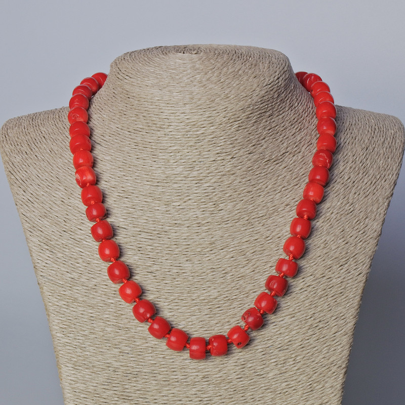 Naszyjnik z naturalnego koralu — gładki rondel, średnica 10×8 mm, długość 45–50 cm