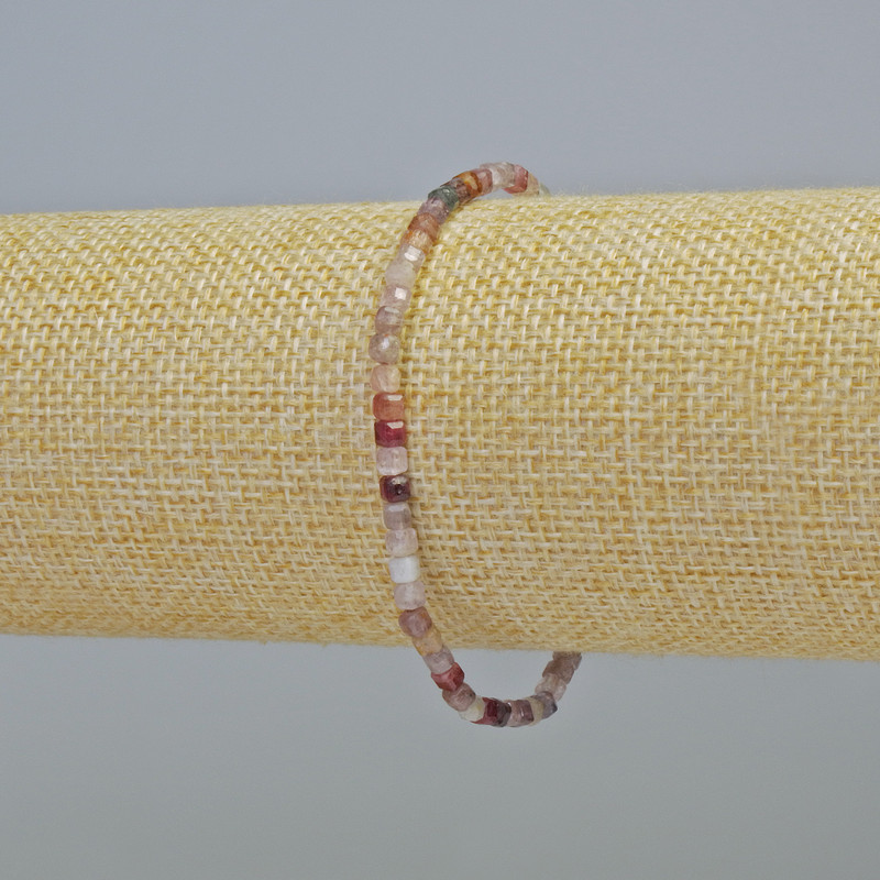 Bransoletka z turmalinem, fasetowane kostki o średnicy około 3 mm, elastyczna, długość 18 cm+