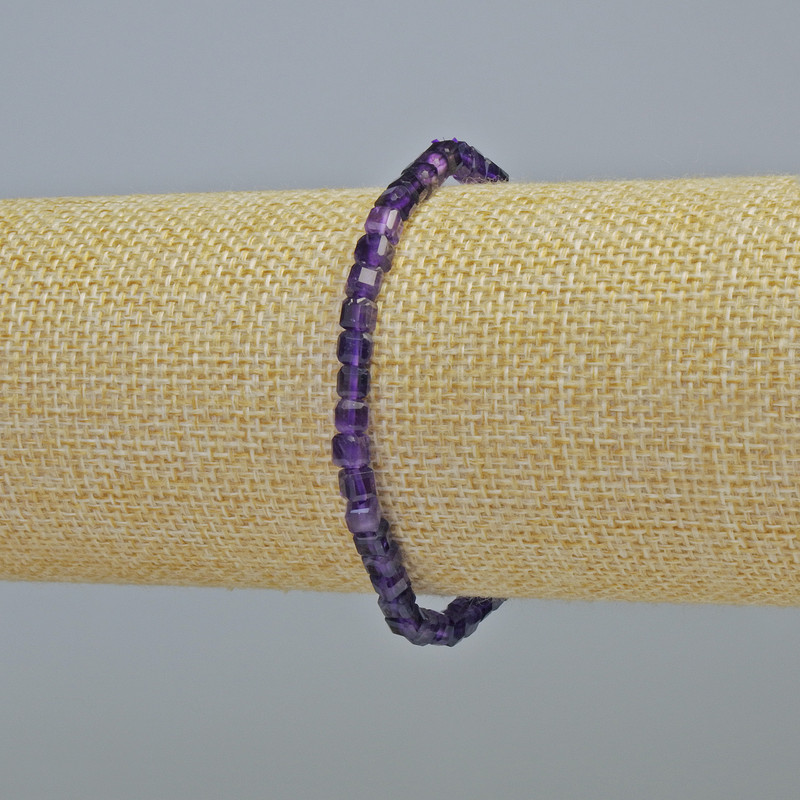 Bransoletka z naturalnego ametystu, fasetowane kostki o średnicy około 4 mm, na elastycznej nici, długość 18 cm+