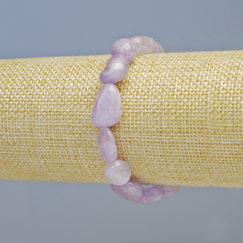 Bransoletka z lawendowego ametystu, naturalny kamień fasetowany, średnica 10×13 mm ± (elastyczna), długość 18 cm.