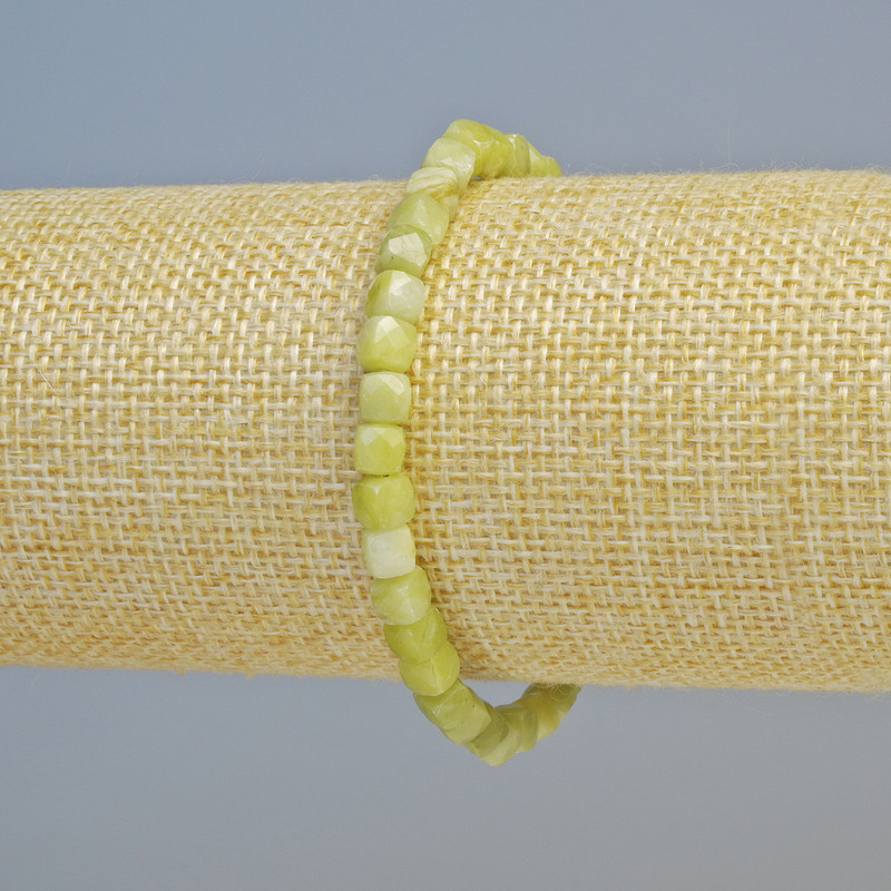 Bransoletka z jadeitu, fasetowany kubik o średnicy około 5 mm, długość 18 cm+