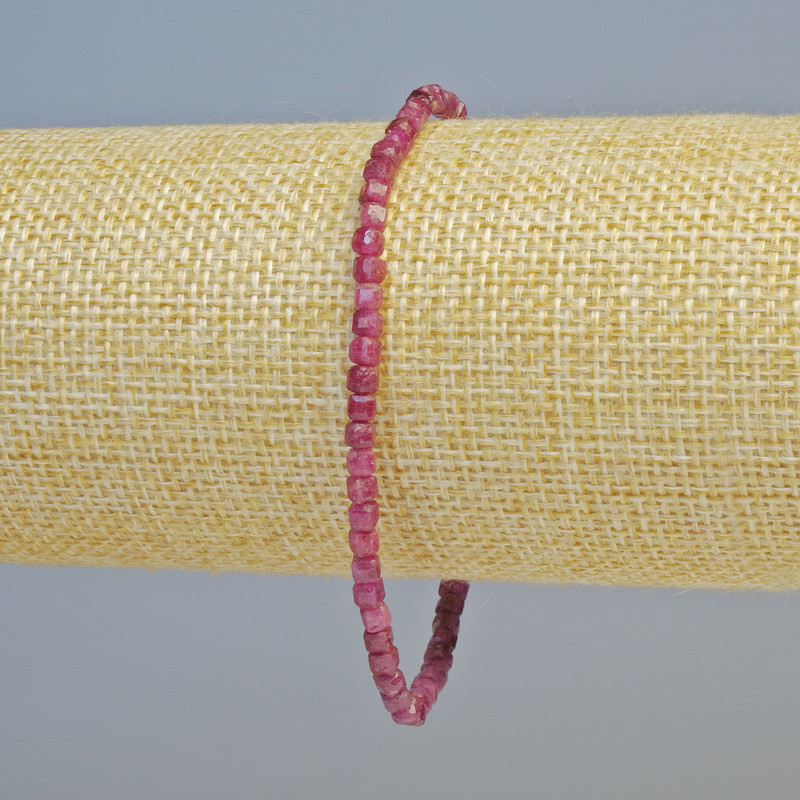 Bransoletka z naturalnego rubinu, fasetowane kostki o średnicy około 3 mm, na elastycznej gumce, długość 18 cm+