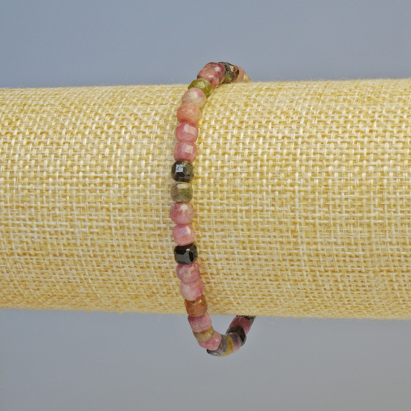 Bransoletka z naturalnego turmalinu, fasetowana kostka o średnicy ok. 4,5 mm, na elastycznej gumce, długość 18 cm+