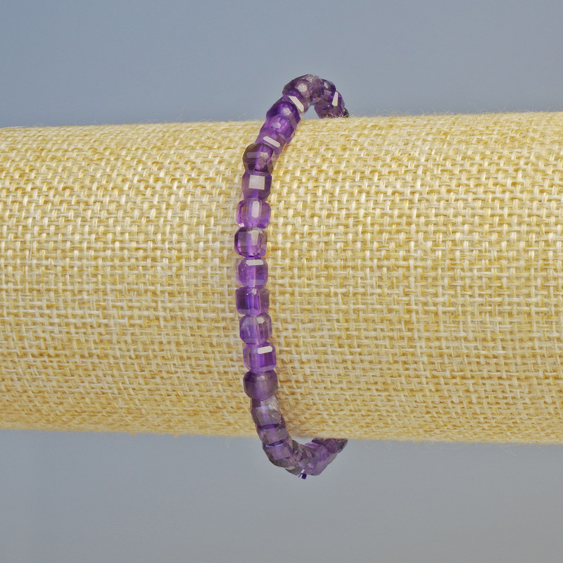 Bransoletka z naturalnego ametystu, fasetowane kostki o średnicy 4,5 mm, elastyczna, długość 18 cm.