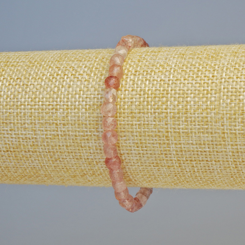 Bransoletka z kwarcu truskawkowego — naturalny kamień, fasetowane sześciany o średnicy ok. 5 mm, na elastycznej gumce, długość 18 cm
