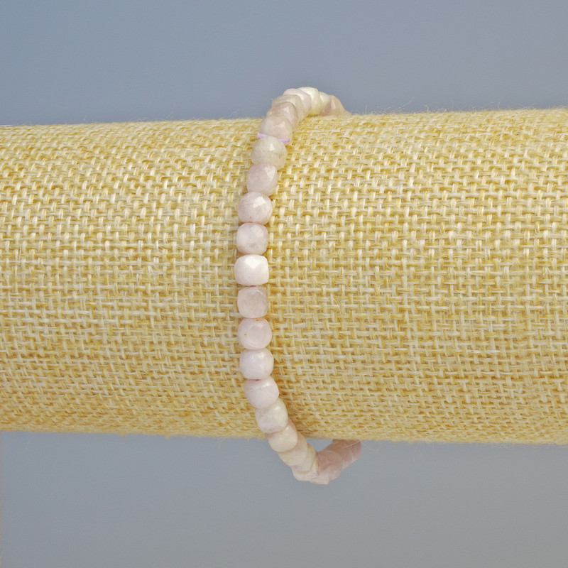 Bransoletka z naturalnego kunzytu, fasetowany sześcian, średnica 4,5 mm ± (elastyczna), długość 18 cm+