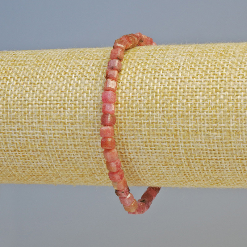Bransoletka z rodonitu, naturalny kamień, fasetowany kubik, średnica 4 mm ± (elastyczna), długość 18 cm