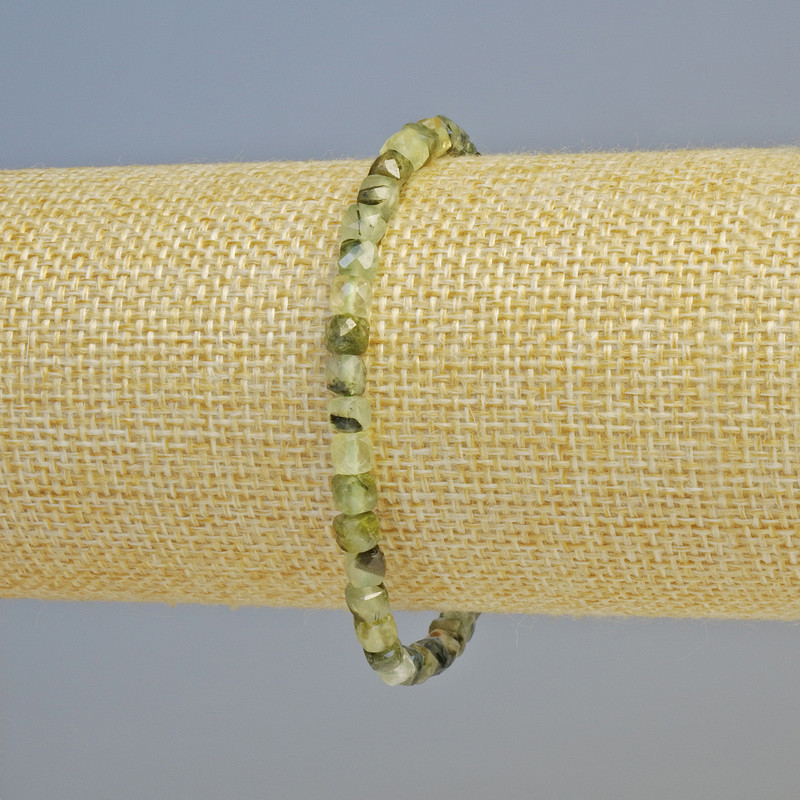 Bransoleta z prehnitu, fasetowana kostka o średnicy 4 mm ± (na elastycznej gumce), długość 18 cm+