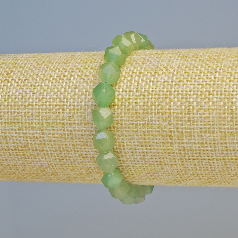 Bransoleta z naturalnego nefrytu o wielokątnych koralikach, średnica 7,5×8,5 mm ± (na elastycznej bazie), długość 18 cm+