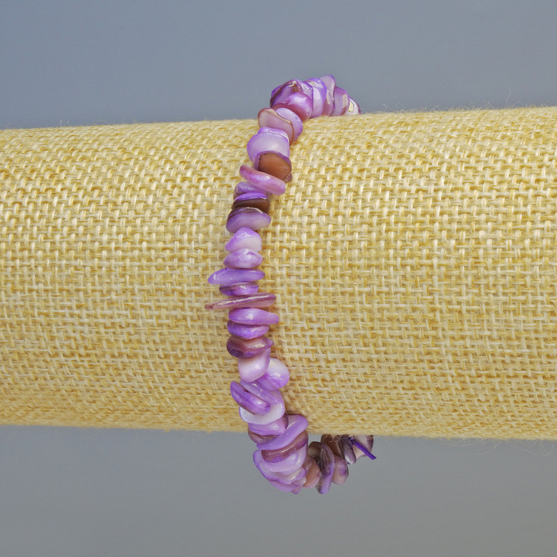 Bransoletka z tonowanej fioletowej masy perłowej, drobinki, średnica 7×2,5 mm, elastyczna, długość 18 cm+