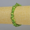 Bransoletka z tonowanej zielonej masy perłowej, drobinki, średnica 7×2,5 mm +/- (rozciągana), długość 18 cm+
