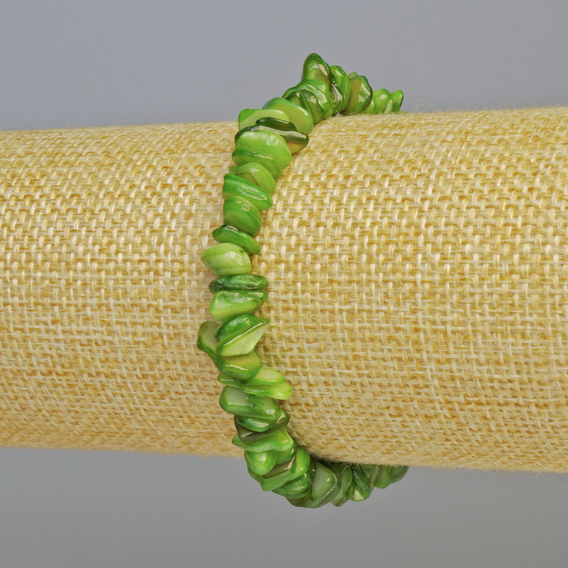 Bransoletka z tonowanej zielonej masy perłowej, drobinki, średnica 7×2,5 mm +/- (rozciągana), długość 18 cm+